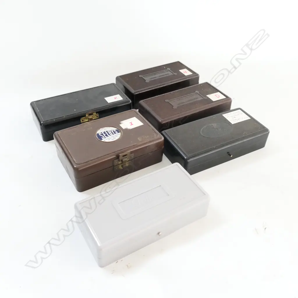 6 SETS OF CHEMICAL WEIGHTS, VARIOUSLY IN BAKELITE OR PLASTIC CASES Image 1++